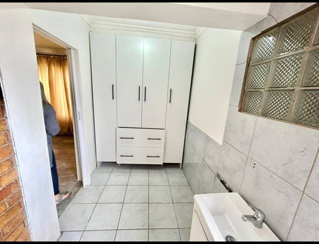 5 BEDROOM HOUSE FOR SALE IN FLORA PARK